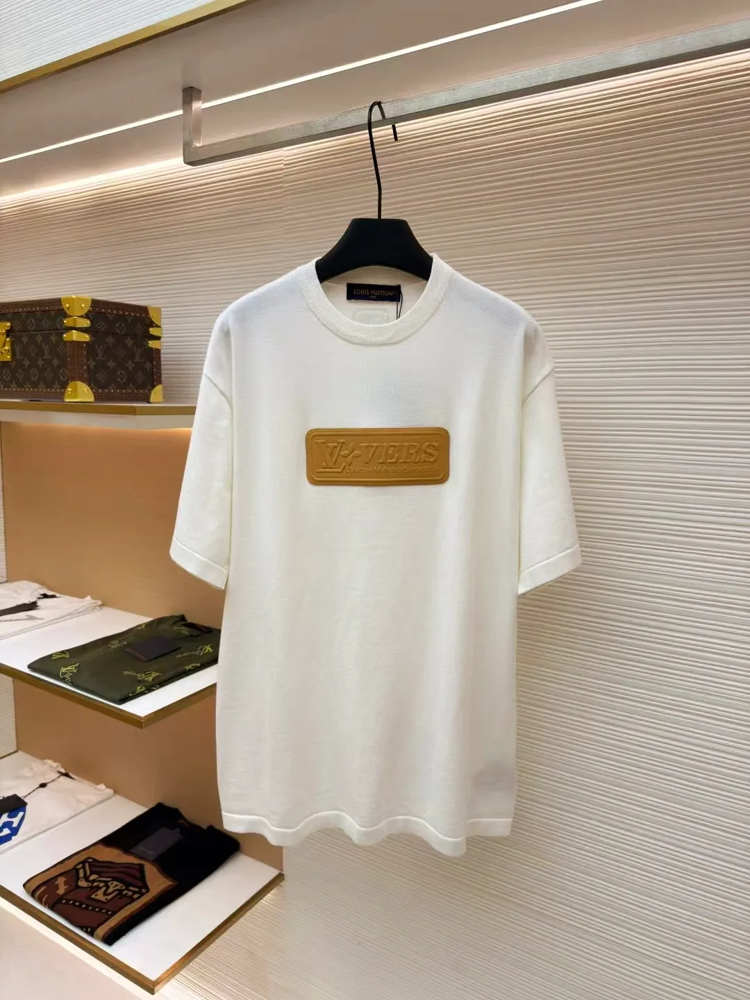 LOUIS VUITTON patched logo short sleeves ●Authentic product: purchased and developed at 9350 ●Item number: 1680944-A65 ●Fabric: high-quality fine cotton yarn ●Technology: wool washed ●Version: fitted version ●Weight: about 365 grams ●Size: The overall routing is straight and delicate, the fabric is comfortable and soft, the color is consistent and there is no color difference, it can be matched with the same style to create a fashionable look, and can be used in various occasions, customized accessories, complete with three standards, the same style for men and women!